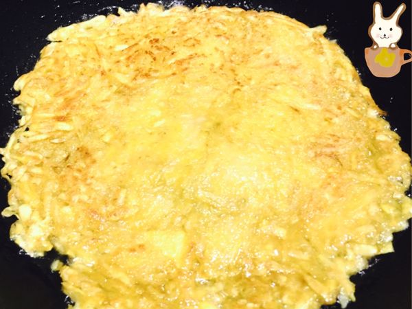 煎至呈金黄色之后翻面