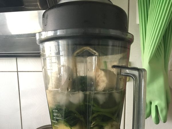 把奇異果、蘋果、鳳梨、芭樂，都切小塊，放入果汁機內，加些許冰塊，已防打太久太熱，在加地瓜葉，最上層加ㄧ小匙薑黃粉。水加到8分滿
