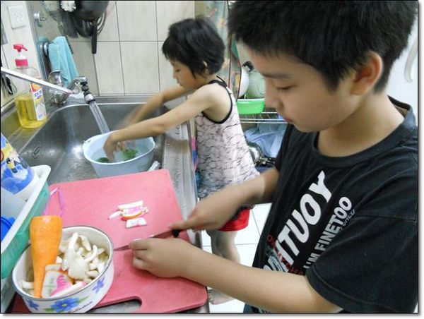 【親子】剛剛請小朋友幫忙洗菜、切菜的配料還有剩下，所以繼續料理第2盒 奶油培根焗麵 。