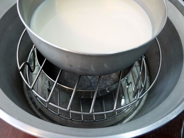 取出電鍋，(外鍋)加進1米杯水量。先擺上一只蒸架，放上盛裝洋菜碎的鋼碗。再疊上一只蒸架，放上盛裝豆漿的鋼碗，即可蓋上鍋蓋進行蒸煮。(詳如圖)