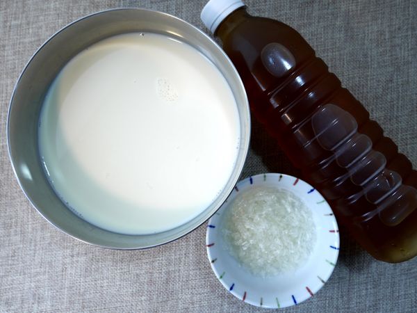 備好所有食材。豆漿盛裝於耐蒸鋼碗裡，洋菜條剪成碎狀，備用。