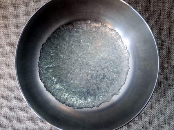 取一耐蒸鋼碗，加進洋菜碎及清水量，浸泡至少30分鐘讓洋菜碎軟化。