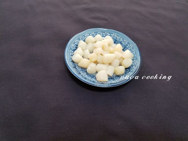 小干貝稍微汆燙一下撈起瀝乾備用。