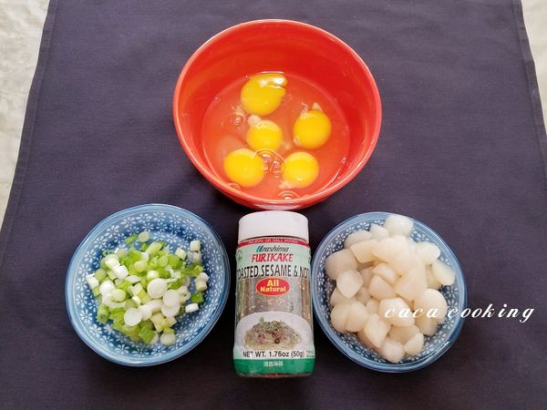小干貝以少許的鹽及米酒泡約10分鐘後瀝乾；青蔥切末，準備5顆蛋，加入1匙牛奶、蔥末、鹽、少量的雞粉及香油備用。