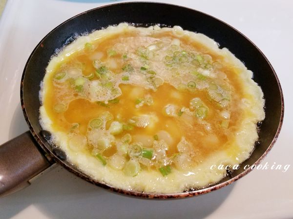 使用圓徑較小的平底鍋來煎，這樣子蛋的厚度才會比較厚哦!熱鍋加5匙量的油，把蛋液加入，以中小火烹煮，先不要去翻動，讓形狀固定住，再用大圓盤協助翻面。