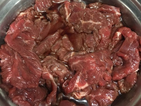 牛肉先以醬油，米酒，鹽，糖，胡椒粉先醃一小時。