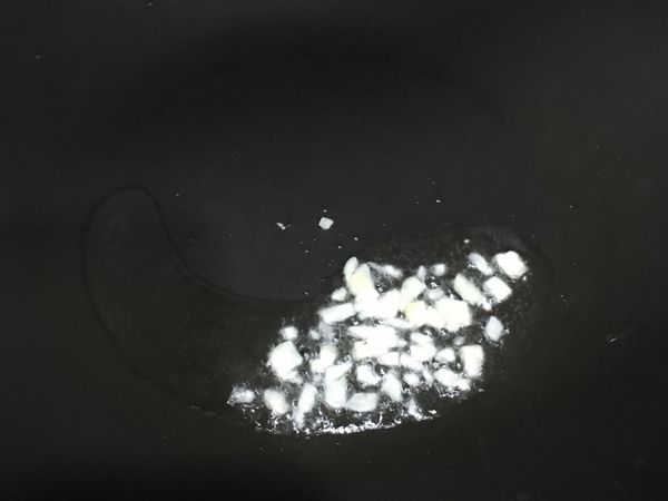 下油鍋爆香蒜粒