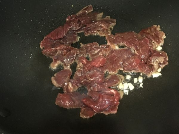 下牛肉炒至7成熟