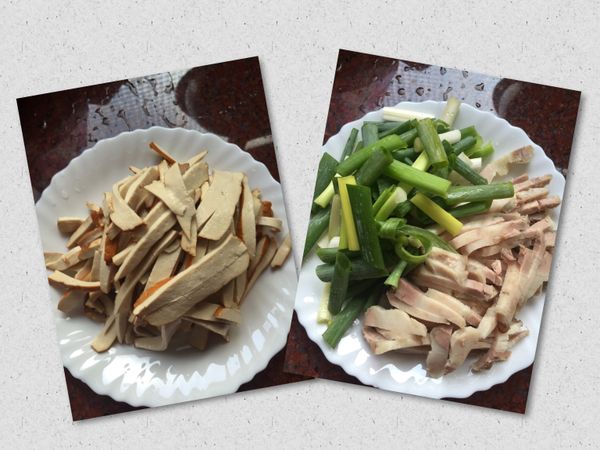將ㄧ片豆乾片成三片後再切成絲，三層肉切成絲（三層肉也可以先整塊川燙燙熟ㄧ半炒豆乾另ㄧ半做蒜泥白肉）、蔥切成段，蒜頭切成末備用。