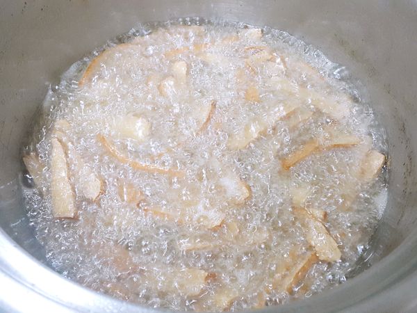 豆干洗淨切薄片後
鍋中油溫160度左右放入油炸