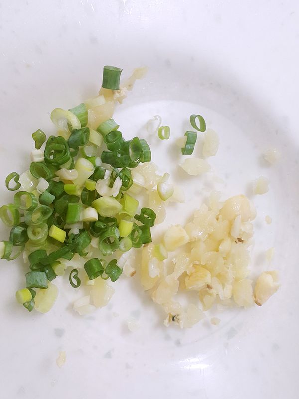 蒜末蔥末鹽巴放入大碗中將步驟2趁熱放入