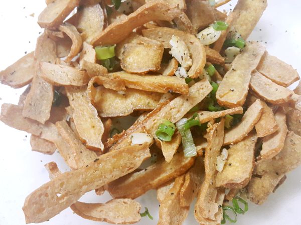 撒上少許粗黑胡椒粉及五香粉快速拌勻完成