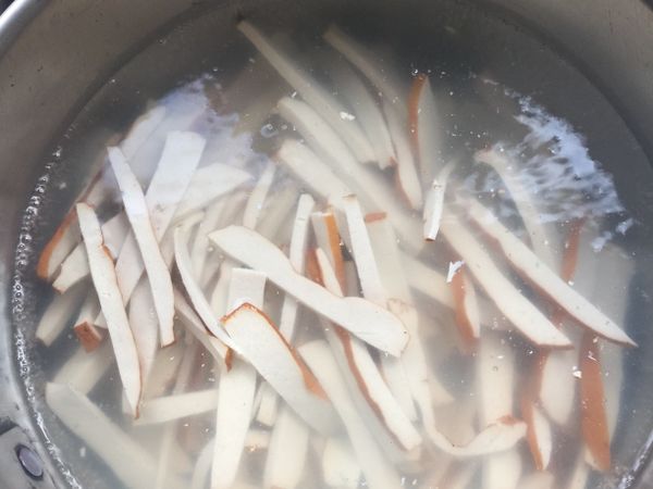 煮ㄧ鍋熱水，將豆乾絲進滾水裡燙3分鐘後撈起備用。