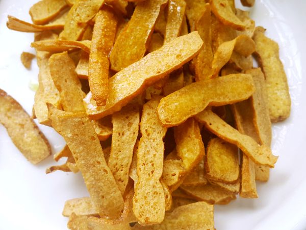 待豆干香酥瀝油備用