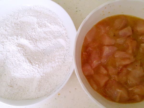 去骨雞胸肉切小塊加入醃料醃製約30分鐘備用
炸粉食材全部拌勻備用