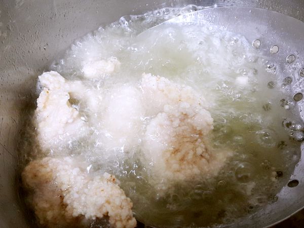 鍋中熱油帶油溫燒至約180度後
放入步驟3以中火炸約3 分鐘至表皮金黃酥脆