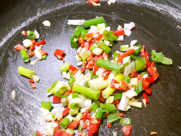 另起鍋將所有辛香料爆炒出香氣加入一小匙鹽巴炒勻