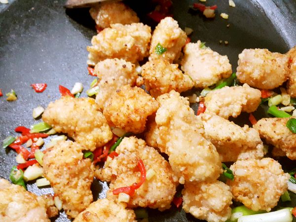 步驟5倒入翻炒均勻完成
盛盤前可在撒上七味粉或胡椒粉喔!!