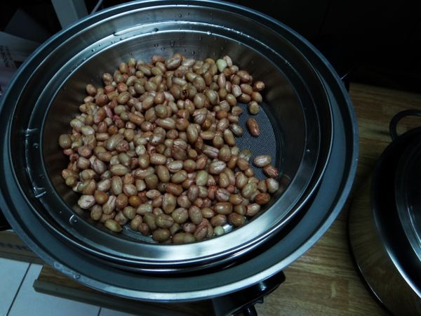 糯米腸的花生可以用冷凍過的生花生，喜歡口感軟一點的，花生可用電鍋蒸(外鍋放一杯水)，放涼後就可以灌了