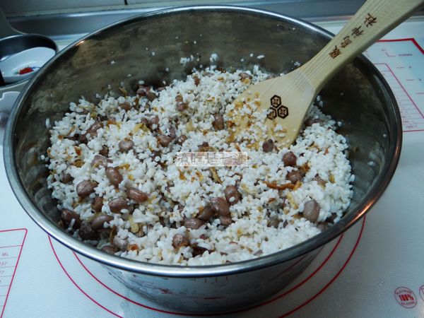 將泡好的生米（沒有煮過的）、 花生、油蔥酥及鹽巴攪拌後，就可以開始灌了