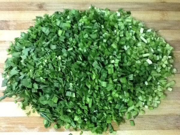 2.韭菜去頭尾與老葉 ,清洗乾淨，切成末。