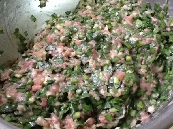 4.以手攪拌均勻至呈現黏性。