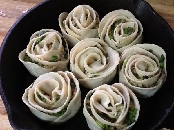 5.玫瑰造型的包法:
5e.重複以上的包法逐一包好(本份可包15朵玫瑰花)。