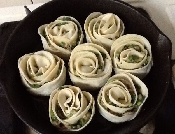 6.起鍋(平底鍋)放入少許油，放入玫瑰餃，開中小火先熱油煎一下至底部微黃。