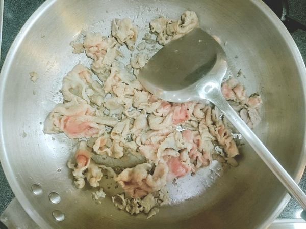 熱鍋後，將火鍋肉片下鍋翻炒至七分熟後起鍋備用。