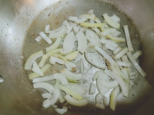 利用多餘豬肉油脂拌炒洋蔥，直至出現香氣。