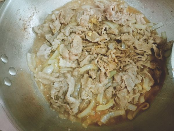 加入豬肉，倒入薑末、醬油、味碄使用小火拌炒，加入一點開水不時翻炒，使肉片均勻上味。