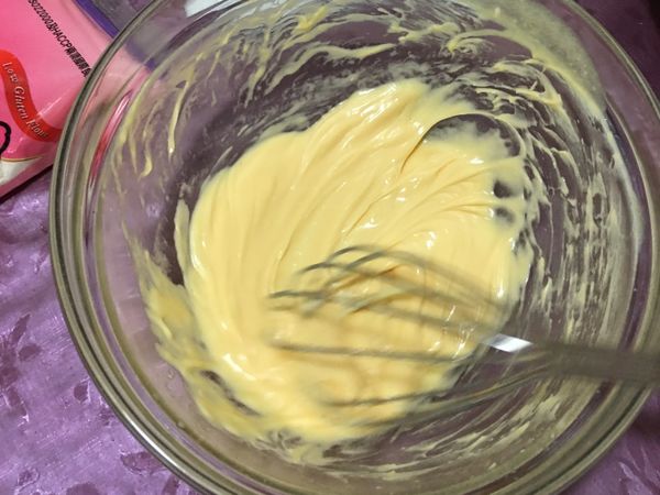 將奶油、雞蛋、糖打勻至黏稠狀