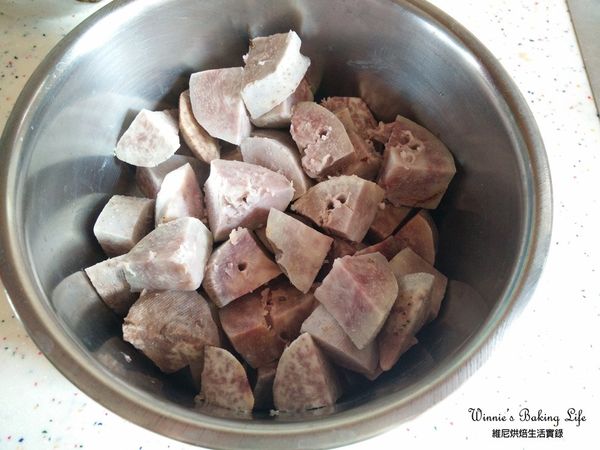 芋頭削皮切成塊狀，放入電鍋蒸熟

(蒸至筷子能輕易戳穿即可)