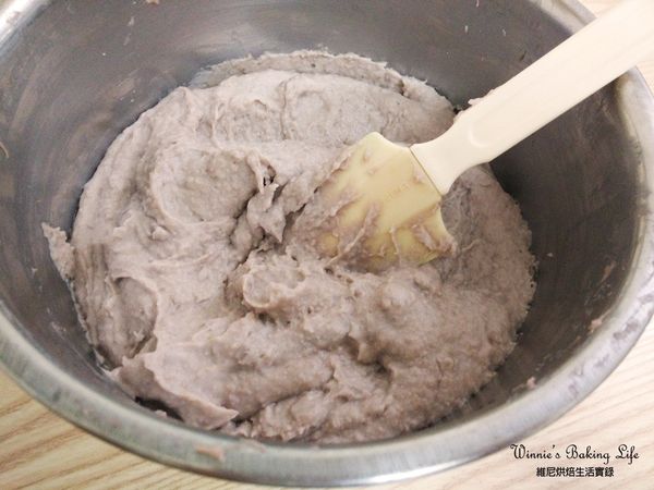 趁熱將芋頭搗成泥狀，加入其餘材料拌勻即可，放涼備用