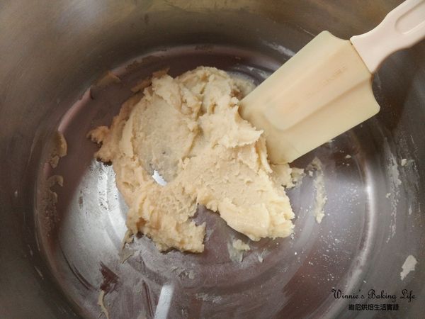 將過篩的粉類倒入熱油中，攪拌均勻

(一開始會有點乾，請耐心慢慢攪拌)