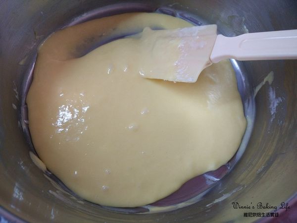 待麵糊稍涼後，將蛋黃一個一個分別加入，攪拌均勻成有點濃稠的蛋黃糊，備用