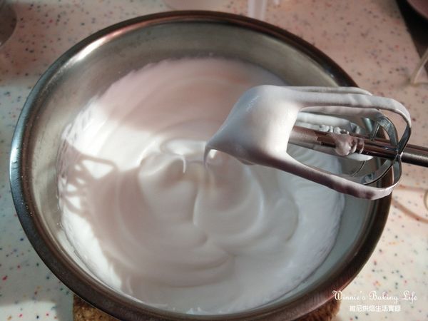 以中速打至蛋白霜變得濃稠、有光澤感，提起攪拌器，蛋白霜尾端呈現小彎勾的狀態即可

(小心勿打發過頭，打過頭的蛋白霜會呈現棉花狀團團分離，容易消泡，做出來的成品會失敗)