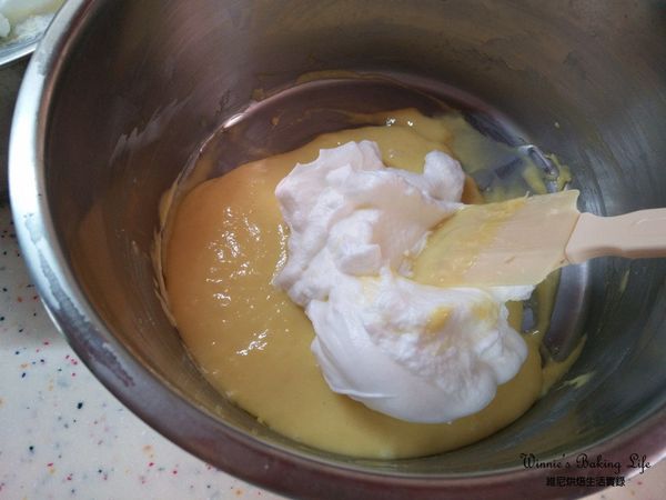 取1/3蛋白霜先混入蛋黃糊中，用刮刀輕輕由底部往上拌勻

勿攪拌過久，免的蛋白消泡