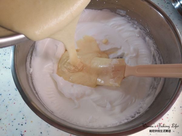 再將拌勻的部份倒入剩下的蛋白霜中，一樣用刮刀輕輕由底部往上混合均勻即為蛋糕糊

(同樣不要攪拌太用力或過久，免的蛋白消泡)