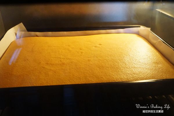 放入已預熱上火180度c/下火150度c的烤箱中層，烘烤約12分鐘後，取出調頭放至下層，改為上火200度c/下火150度c，再烤約13分鐘，至蛋糕膨脹表面上色均勻不潮濕，以竹籤插入不沾黏即可取出

(每台烤箱烤溫不同，溫度及時間僅參考，請視情況調整適合自己烤箱的狀態)