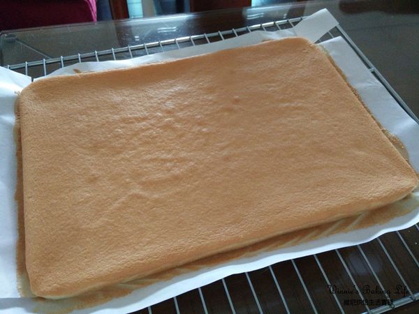 出爐後重敲一下讓熱氣釋放，立即將四周烤紙撕開，散熱放涼備用