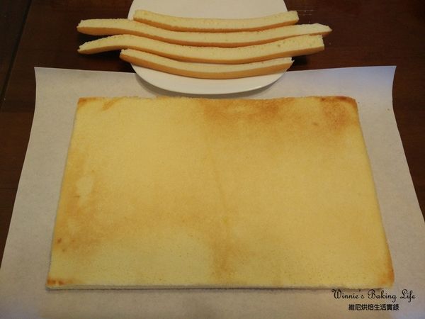 將蛋糕片四邊較乾的部份切除