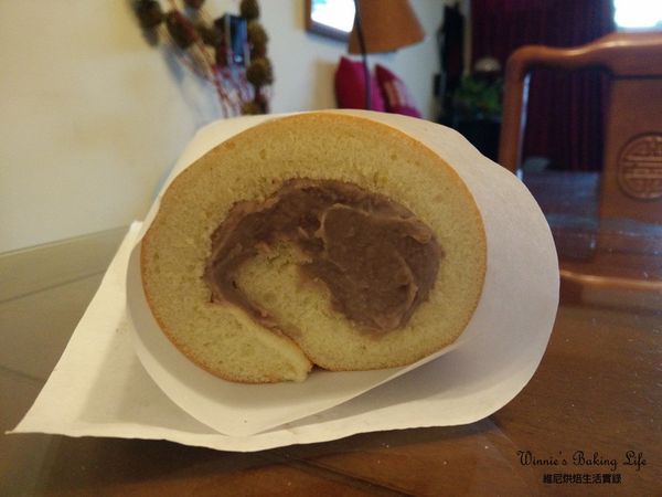 抹上適量芋泥，利用桿麵棍輔助，由短邊一邊捲動底下白報紙，一邊將蛋糕片捲起，捲好後將蛋糕用白報紙包好，放入冰箱冷藏定型備用

(蛋糕捲捲法可參考網路影片)