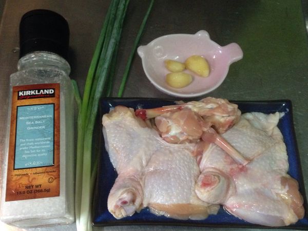 準備以上食材
1.雞腿請老闆去骨
2.蔥切花
3.蒜切末