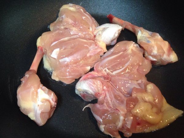 乾鍋將去骨雞腿皮朝下放置