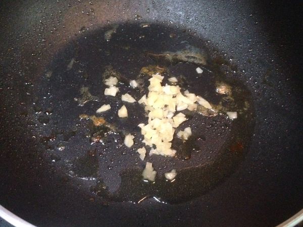 ｛蒜香蔥油製作｝
原鍋下蒜末炒至香味出來