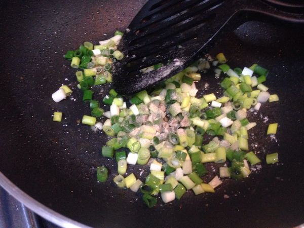 ｛蒜香蔥油製作｝
1.關火
2.下蔥花、海鹽及白胡椒粉
3.蔥花炒軟及拌勻即可放在剛剛的脆皮雞腿上