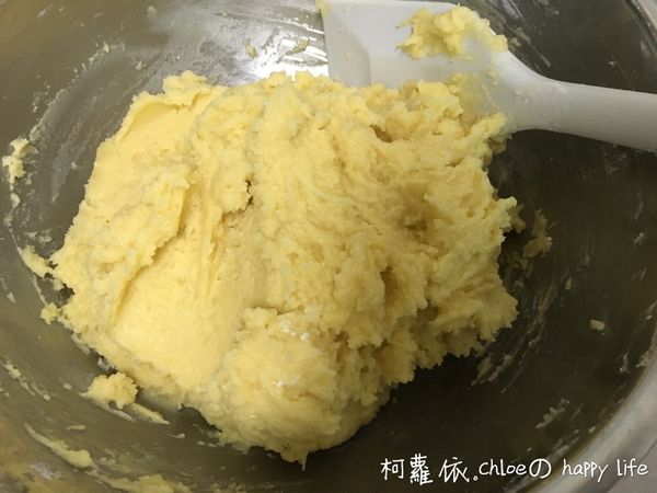 倒入杏仁粉和過篩的低筋麵粉用橡皮刮刀切拌方式拌勻成麵團，再用保鮮膜包起來冷藏3小時
