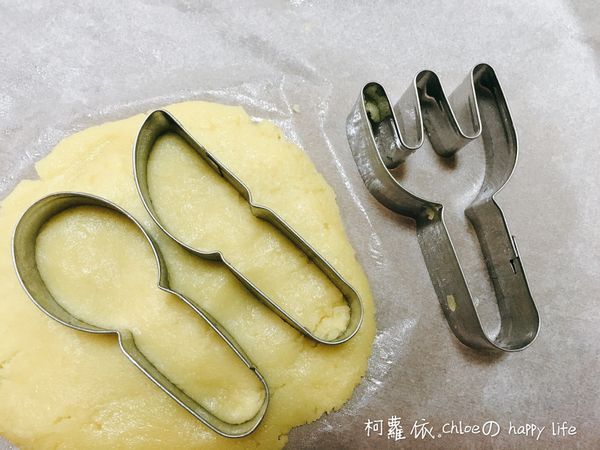 冷藏後的麵團有硬度，桿平成0.4cm厚度，使用餐具造型壓模