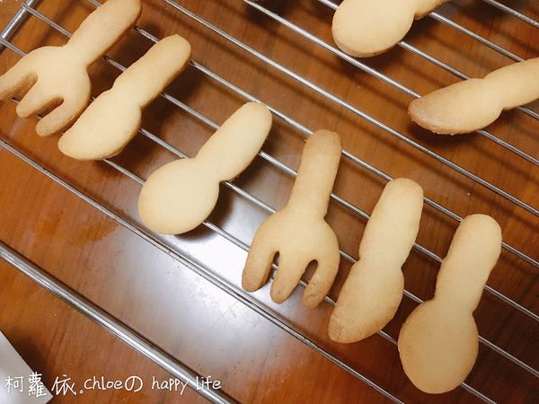 出爐後擺在烤架上待涼。此為原味造型餅乾（適合1歲～3歲嬰幼兒吃唷）